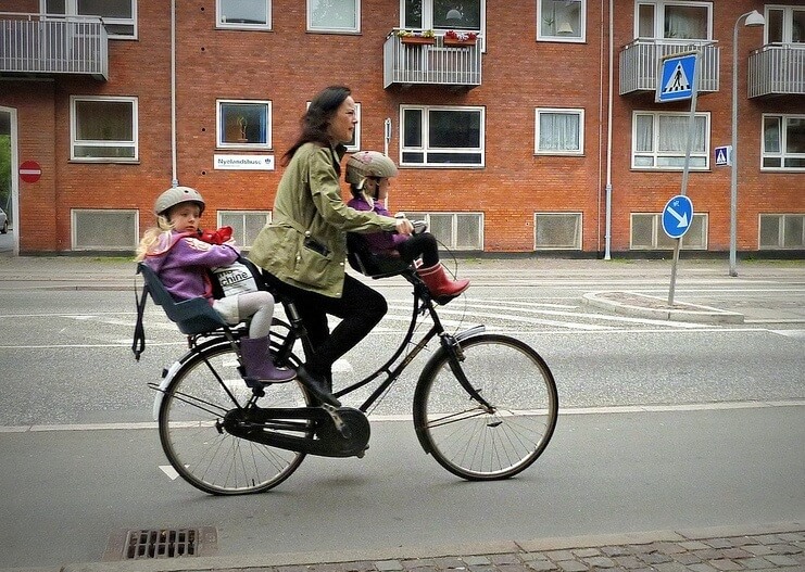 自転車に子どもを乗せる時にヘルメットを着用させることの注意喚起が始まった